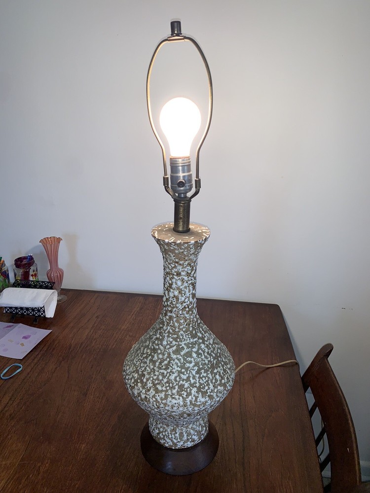 MAGNIFICENT MID CENTURY MODERN TEXTURED CERAMIC TABLE LAMP!