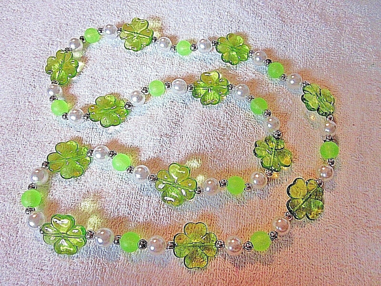 BEAUTIFUL ST. PATRICK'S ACRYLIC "GREEN SHAMROCKS" MARDI GRAS IRISH BEAD (B661)
