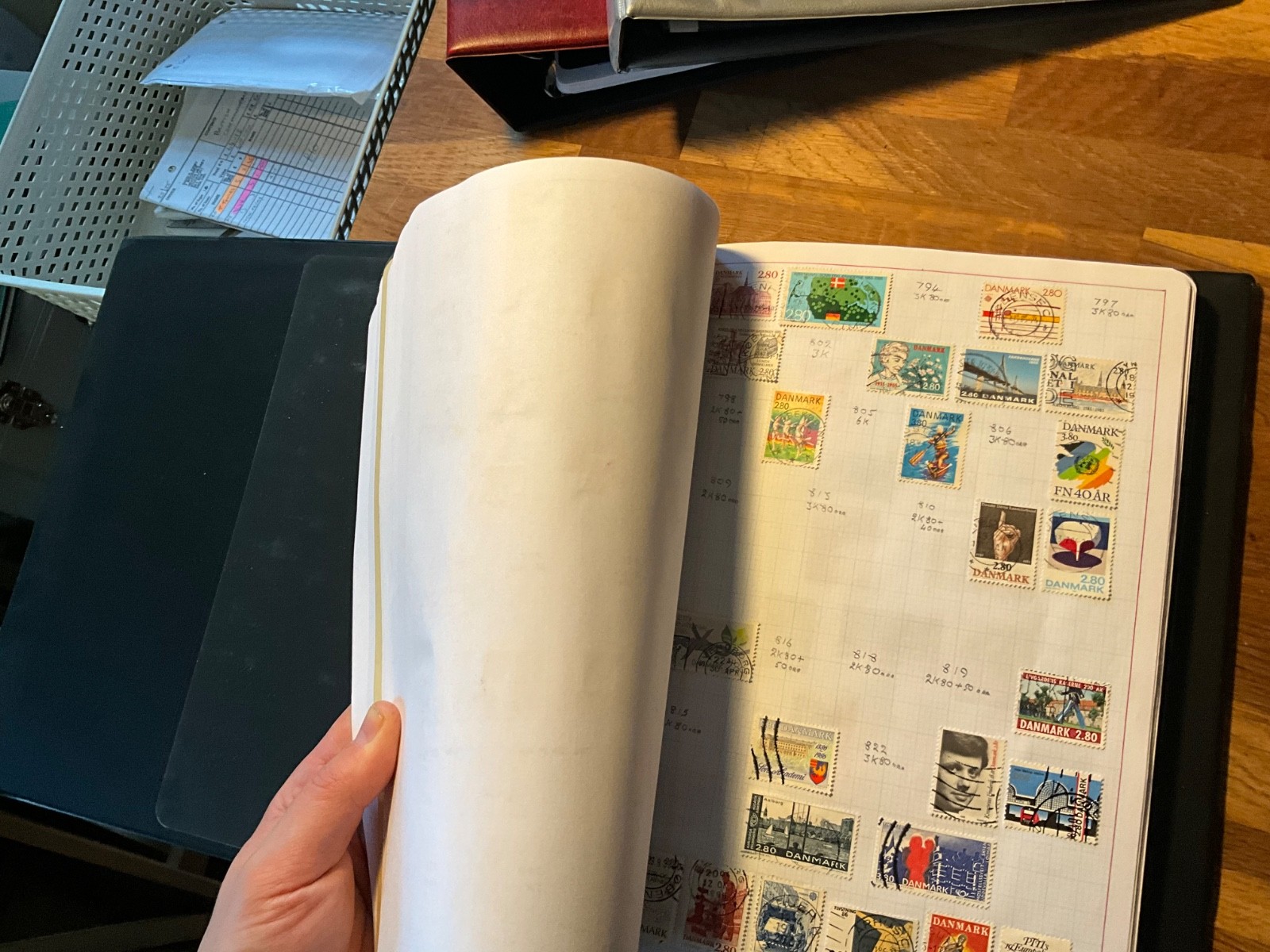 worlds stamps vintage large lot 6.1 kg 5 albums leaves cards vintage to modern