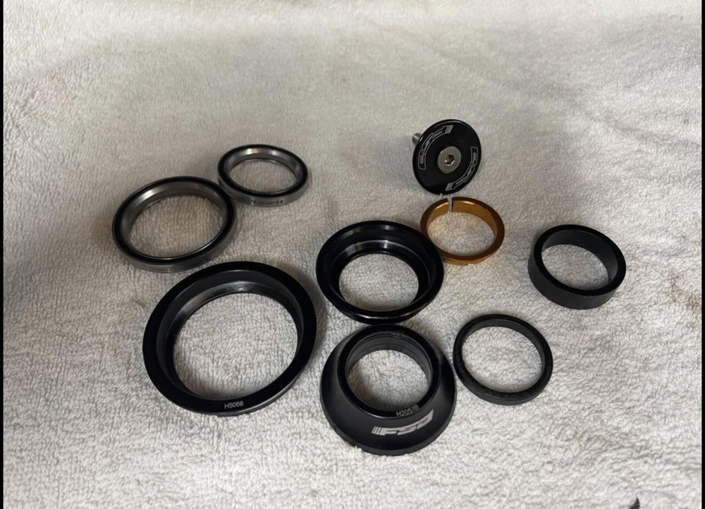 FSA headset 1 1/8. Works Perfectly