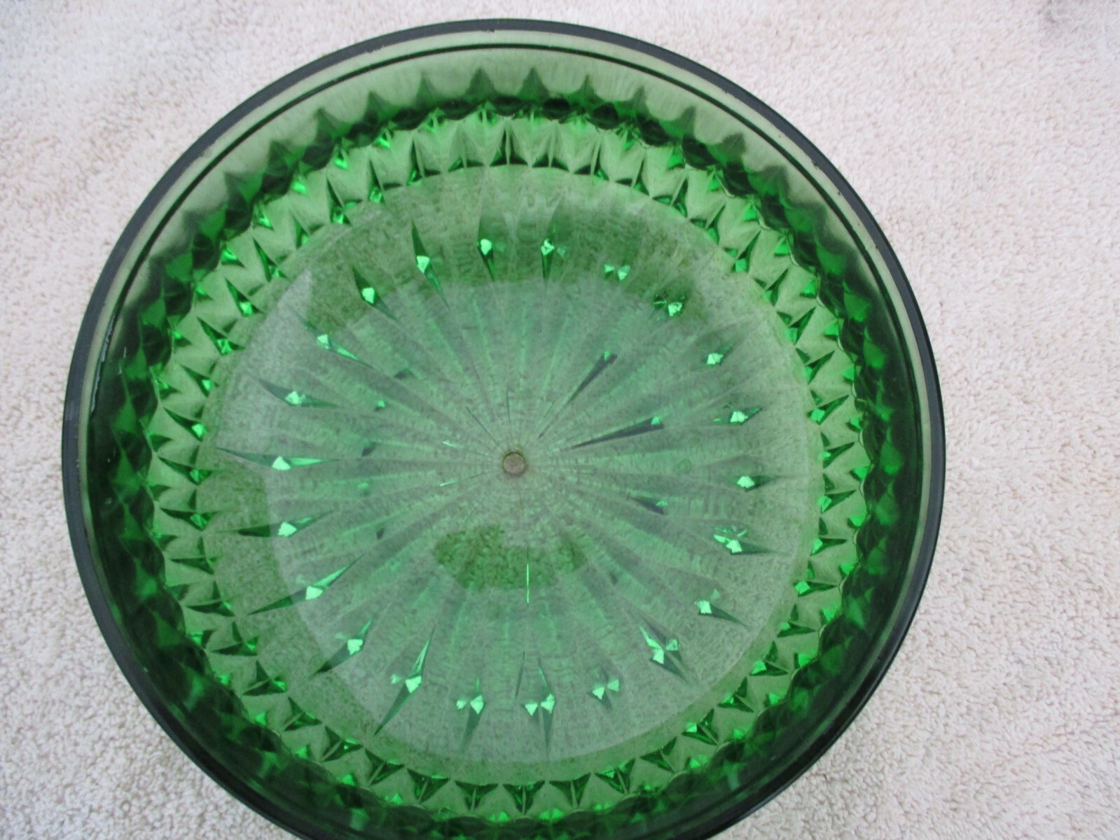 A VINTAGE ELEGANT, SPIKED, EMERALD GREEN GLASS LID/LAMP PART? MISSING FINIAL.