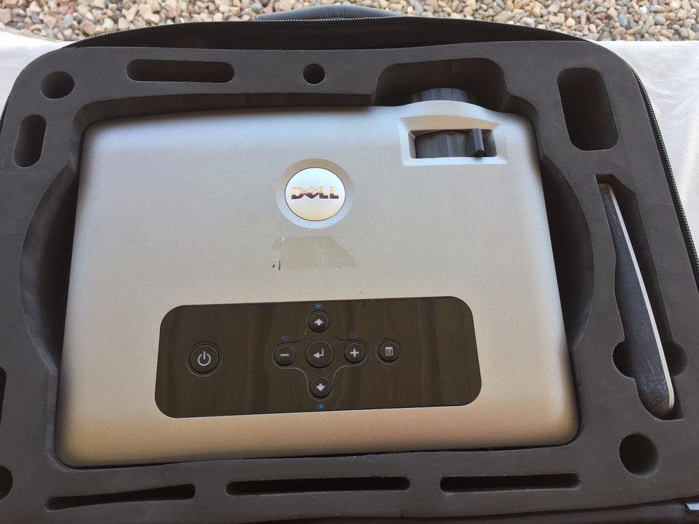 Dell DLP Front Projector With Case, Power Cable, and Remote
