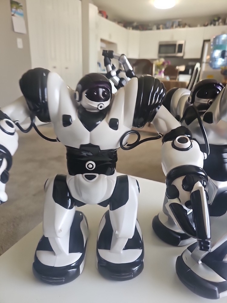 2 VINTAGE WOWWEE WHITE & BLACK ROBOSAPIEN ROBOT 2004 Untested Read