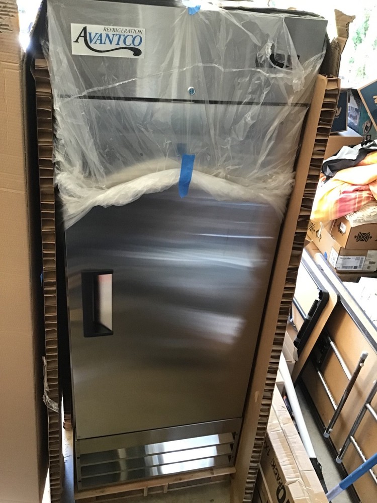 Avantco A23RHC 29" Solid Door Reach-In Refrigerator