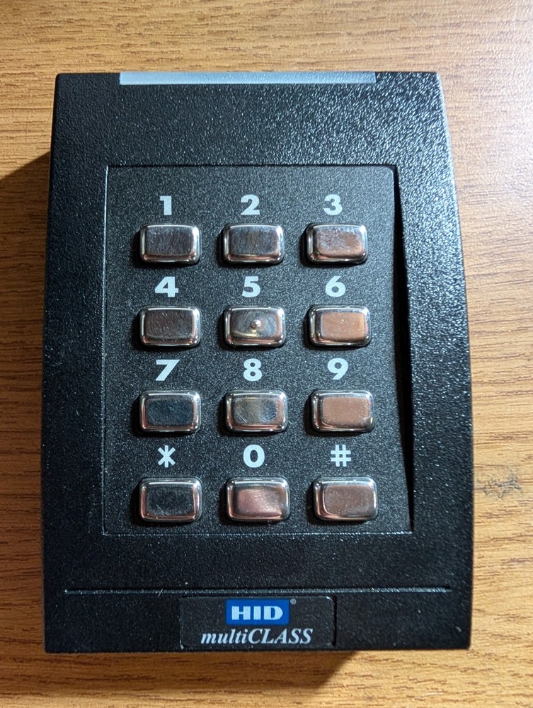 HID multiCLASS RPK40C Smart Card Reader With Keypad - 6136GN0000009