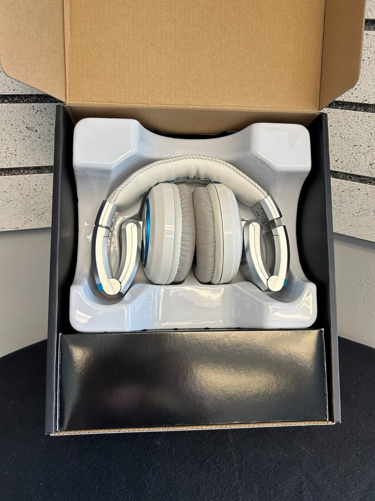 Numark ElectroWave Electro Wave Premium Isolating DJ Headphones