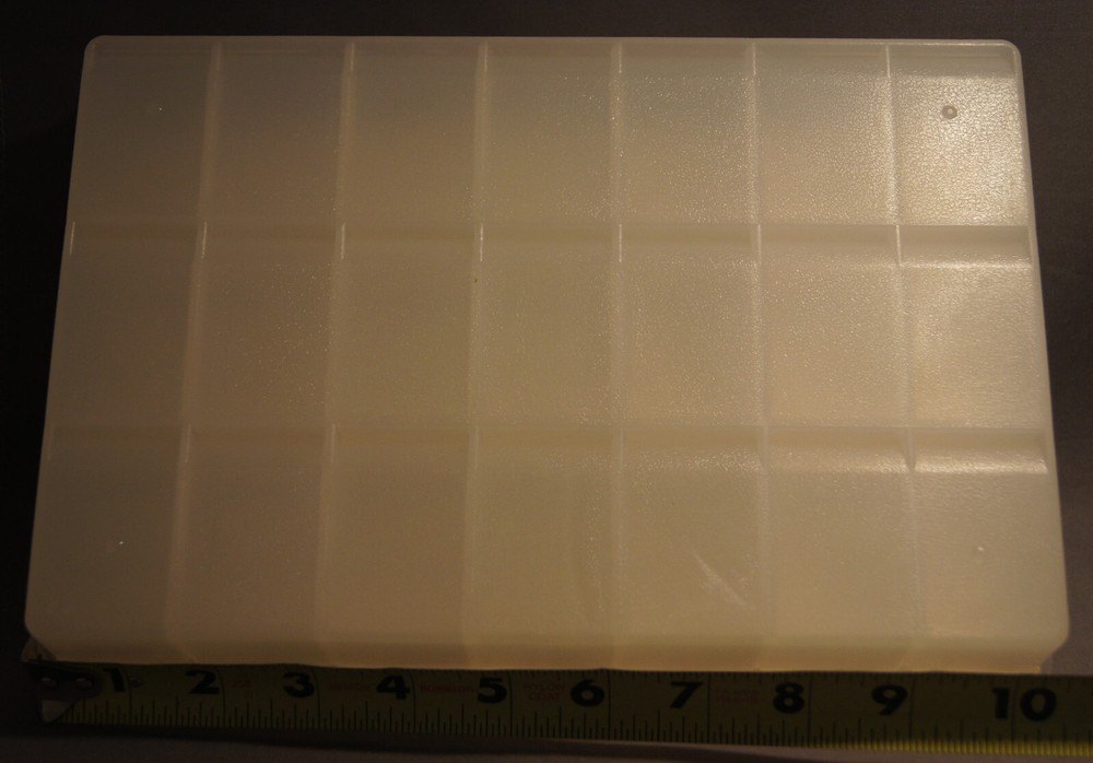 UMPAQUA HOOK BOX - TWENTY-ONE (21) SECTIONS GREAT FOR FLY HOOK STORAGE