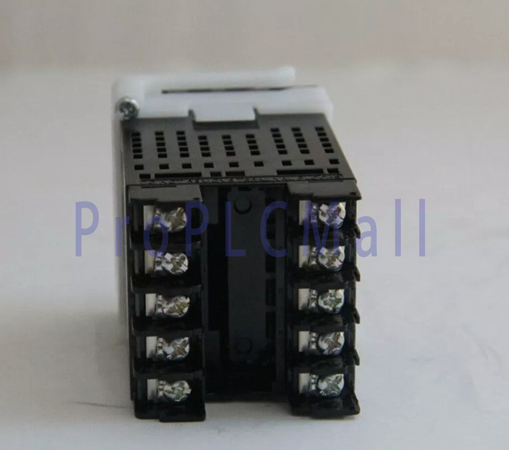 New Omron E5CZ-Q2MT Temperature Controller 100-240VAC~