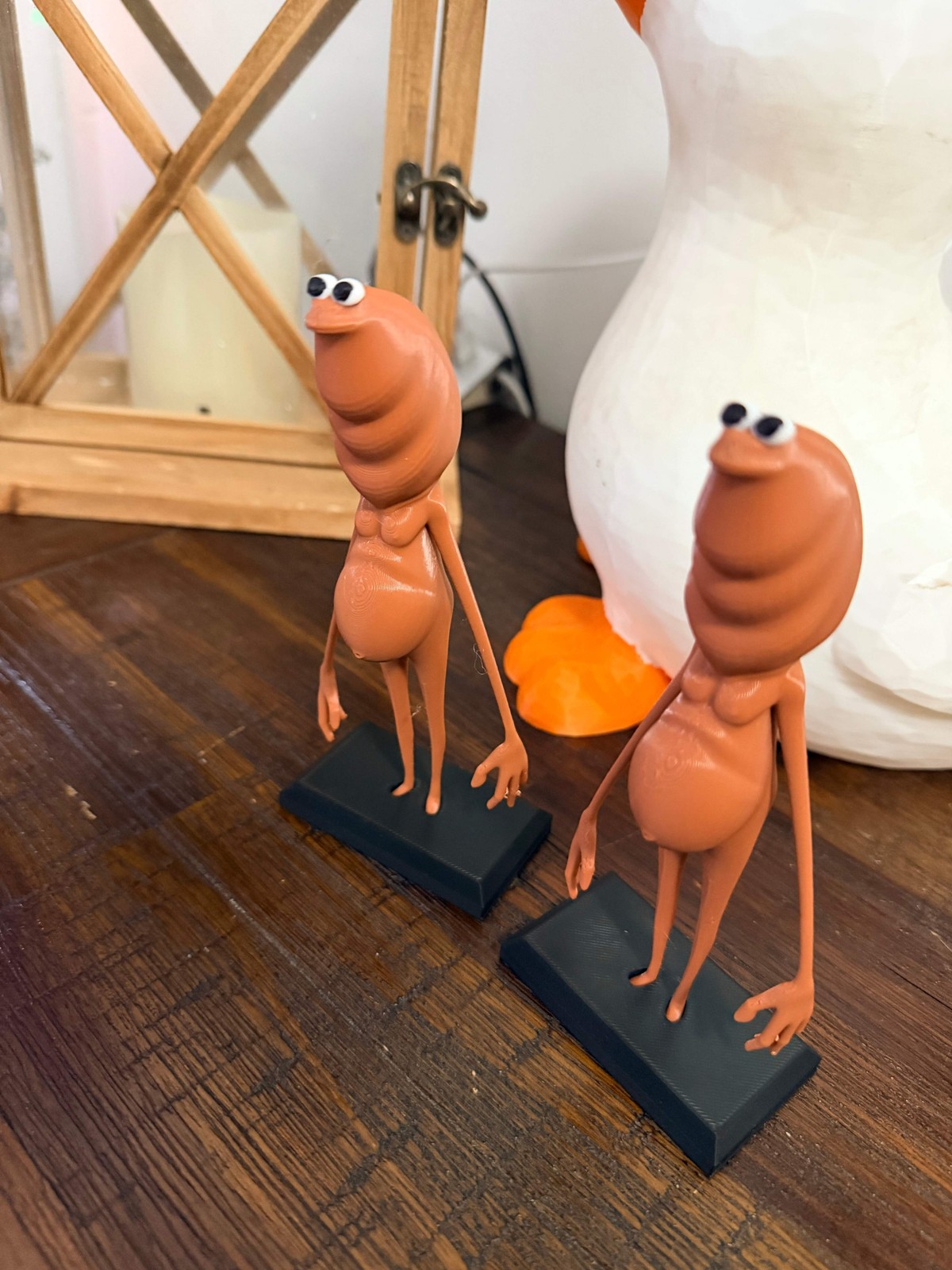 🐛 Marcus the Worm – Figurine - With Stand (Super Size)
