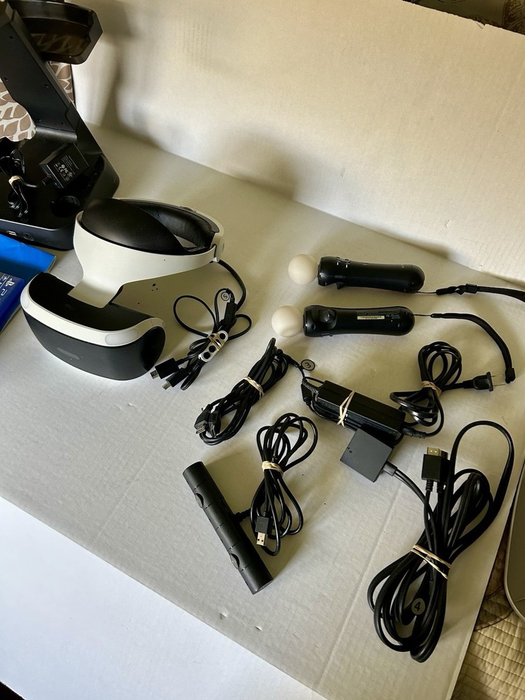 SONY PLAYSTATION VR BUNDLE w/Move Controllers, Camera, Cables, Stand & Game