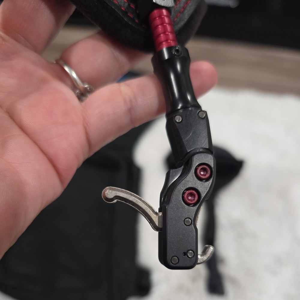 Tru-Fire Hard Core Buckle Archery Release. Black/Red.