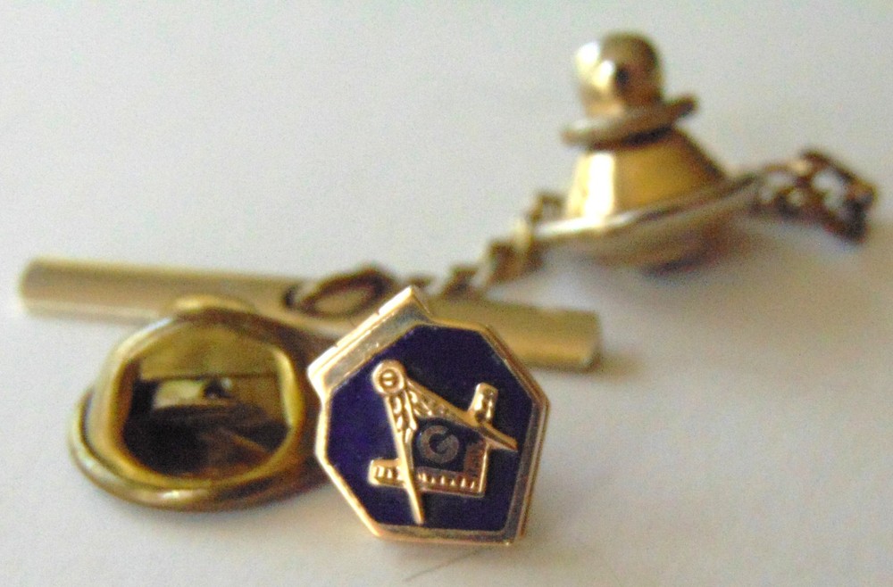 MASONIC, HINGE FLIP SQUARE & COMPASS LAPEL PIN, OR TIE TACK. VERY RARE.