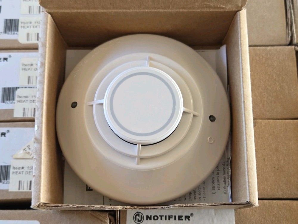 FST-851 NOTIFIER 135° FIXED TEMP HEAT DETECTOR "IVORY" CLIP/FLASHSCAN