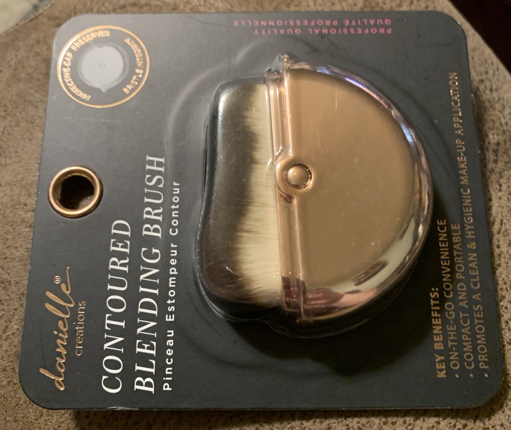 Danielle Contoured Blending Brush Compact And Portable
