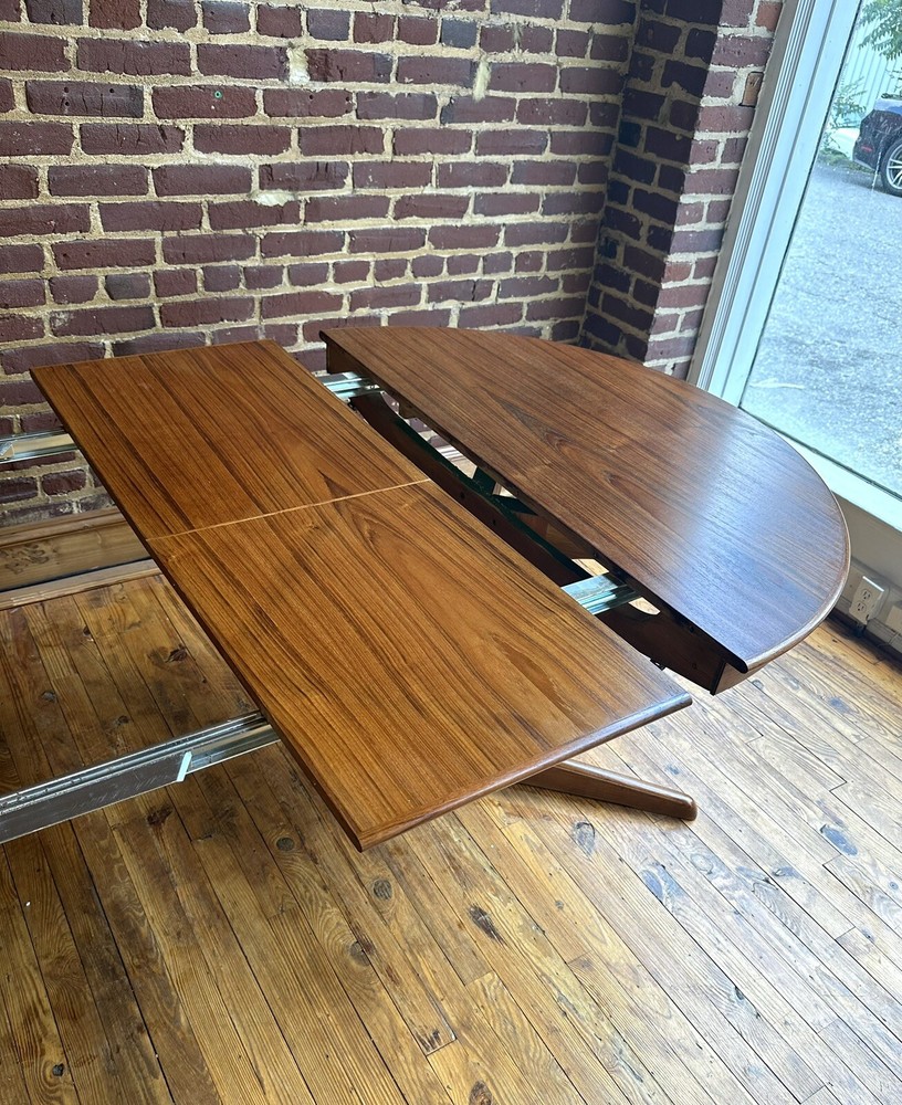Danish Mid Century Modern Model 462 Teak Extension Dining Table w/ Two Leafs
