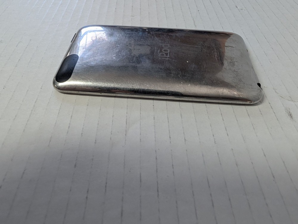 Apple iPod Touch 1st Gen 8GB Used Scratched Screen Back Case Power Untested