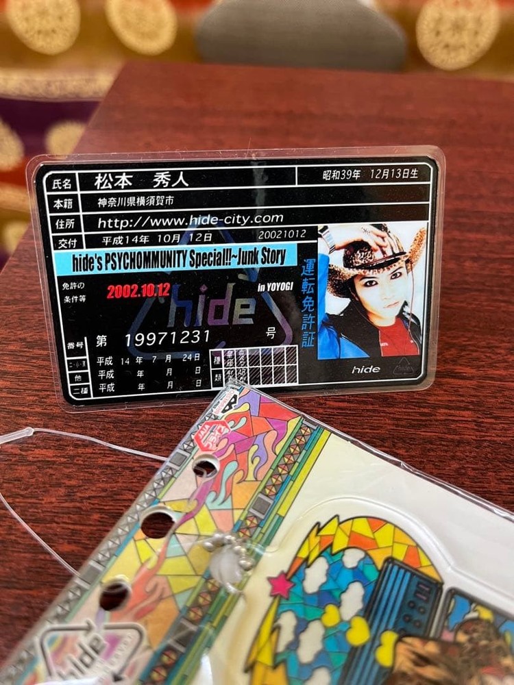 2 hide acrylic keychains & 1 driver's license