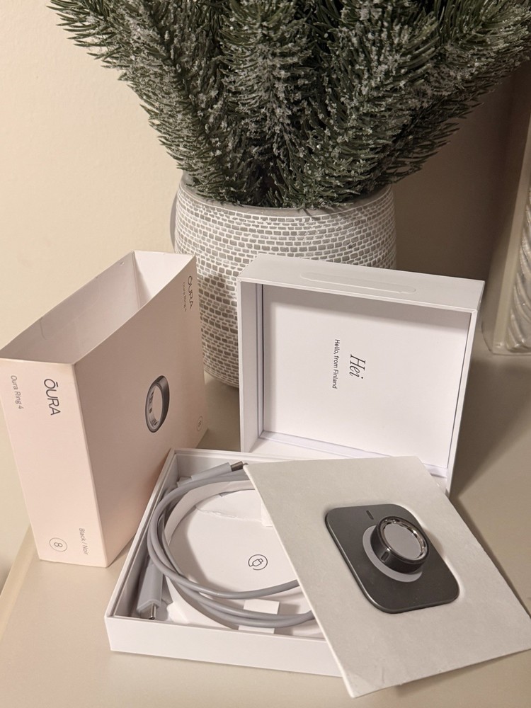 Oura Ring 4 Black - Size 8