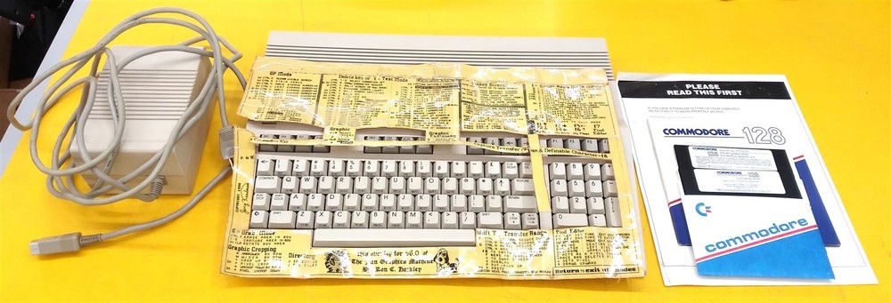 ⭐️⭐️⭐️⭐️⭐️ Vintage Commodore 128 C128 Computer w Power Supply & System Disks