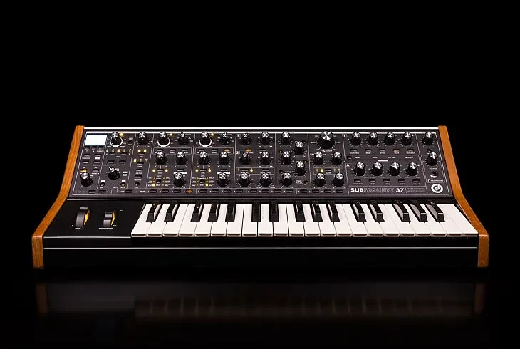 Moog Subsequent 37 Analog Synth /keyboard 37 key New ARMENS
