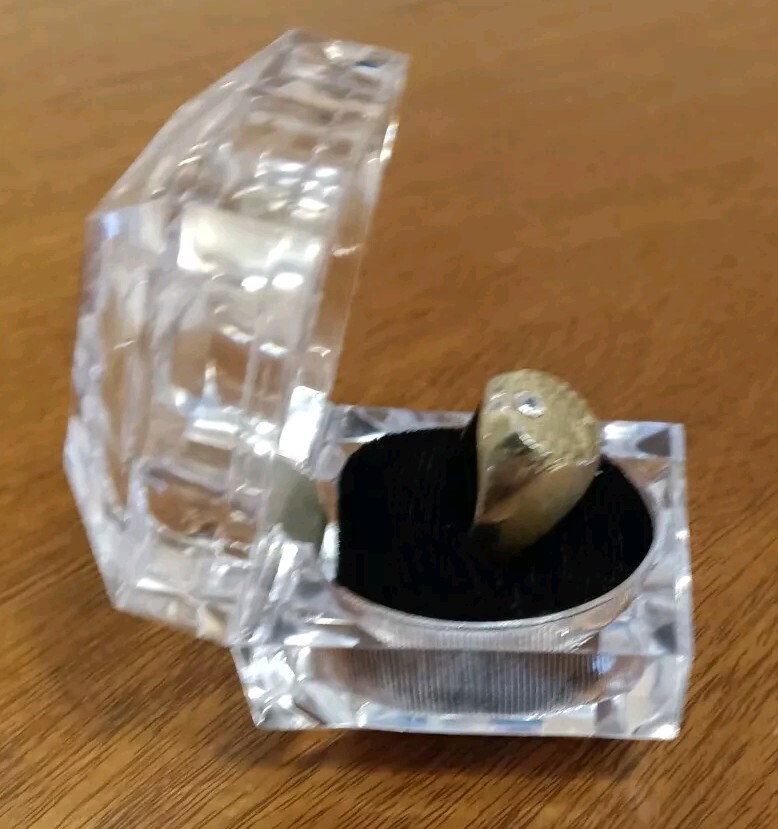 Finger Ring: Rope Penetrates Ring Twice - Close-Up Magic