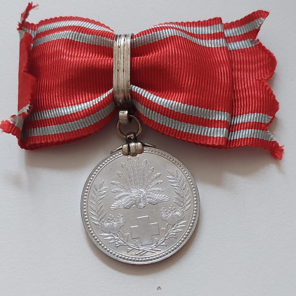 japan  red cross medal mint condition