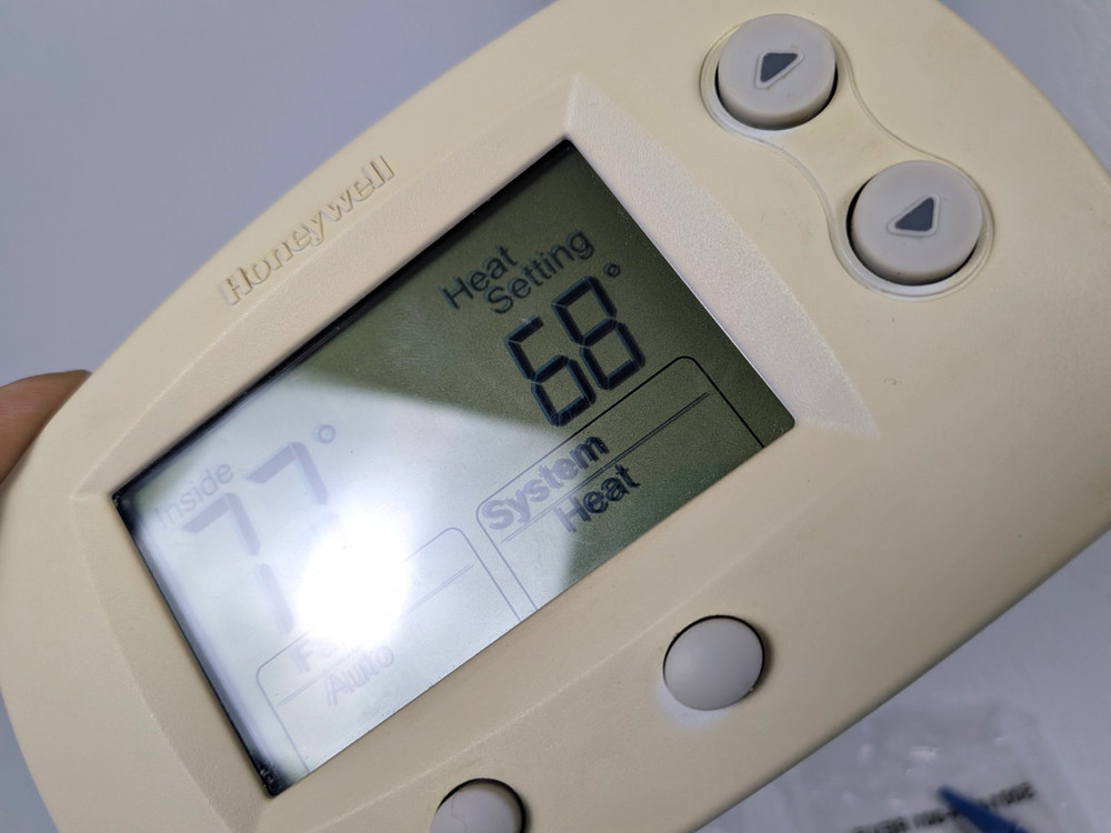 Honeywell TH5220D1029 Focuspro 5000 Non-Programmable Thermostat