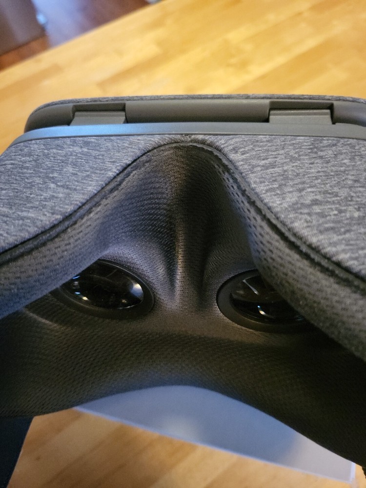 Google Daydream View VR Headset - W/Box but no remote