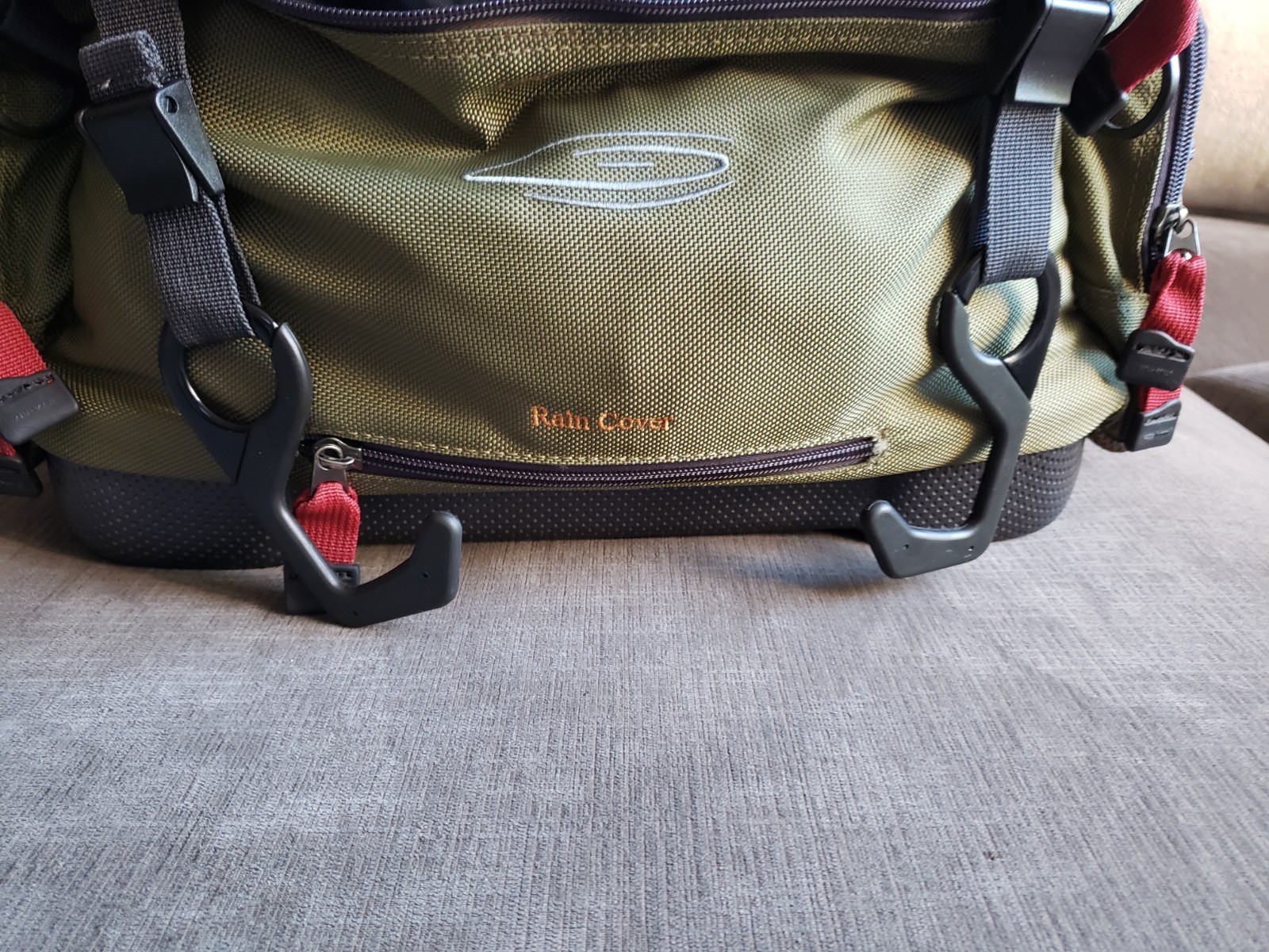 RARE! Fishpond Cloudburst Fly Fishing Olive River Gear Travel Molded Bag GREAT!