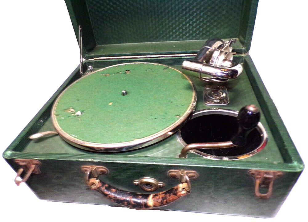 BRUNSWICK PORTABLE DISC PHONOGRAPH MODEL 102