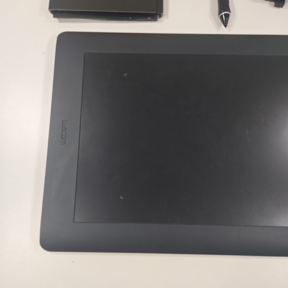 Wacom PTH-651 Intuos Pro Medium Creative Pen & Touch Tablet w/ Wireless Function