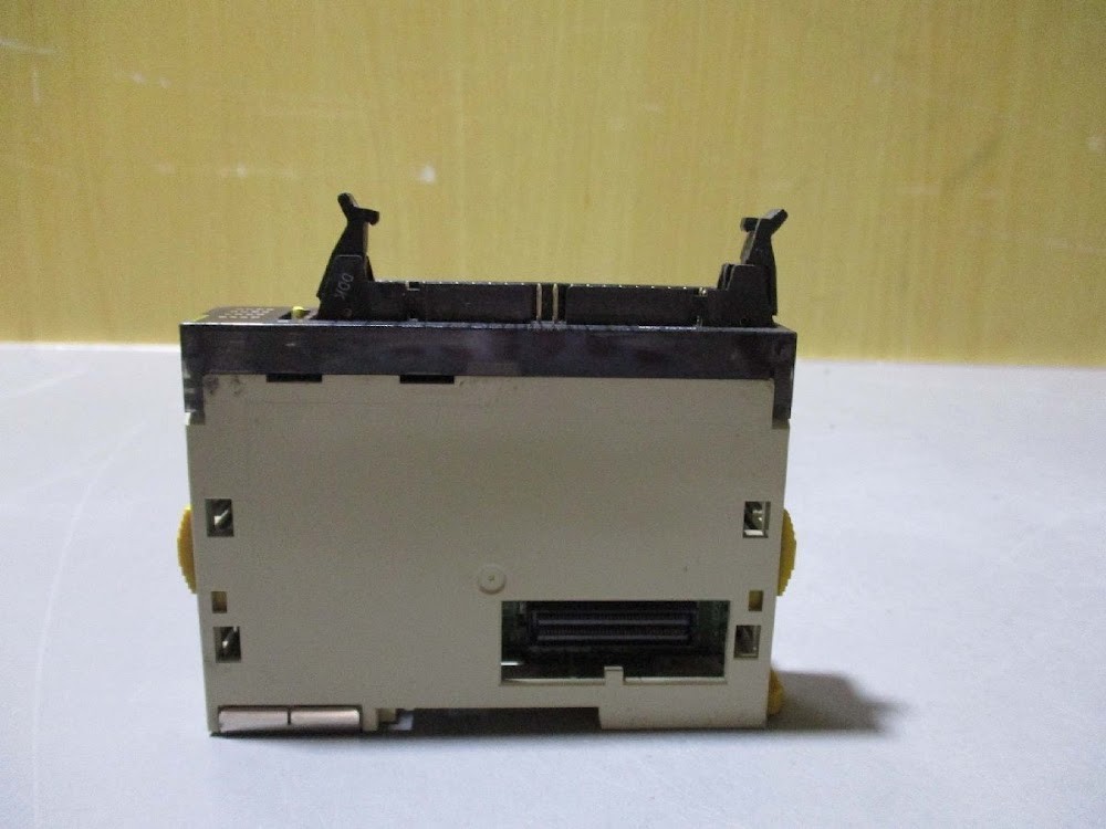 OMRON CJ1W-OD233 PLC Output Unit USED