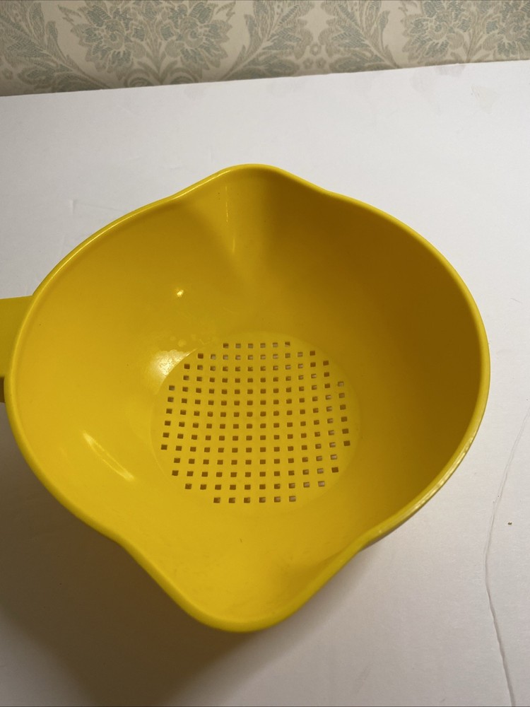 Yellow Collander/Strainer Quart
