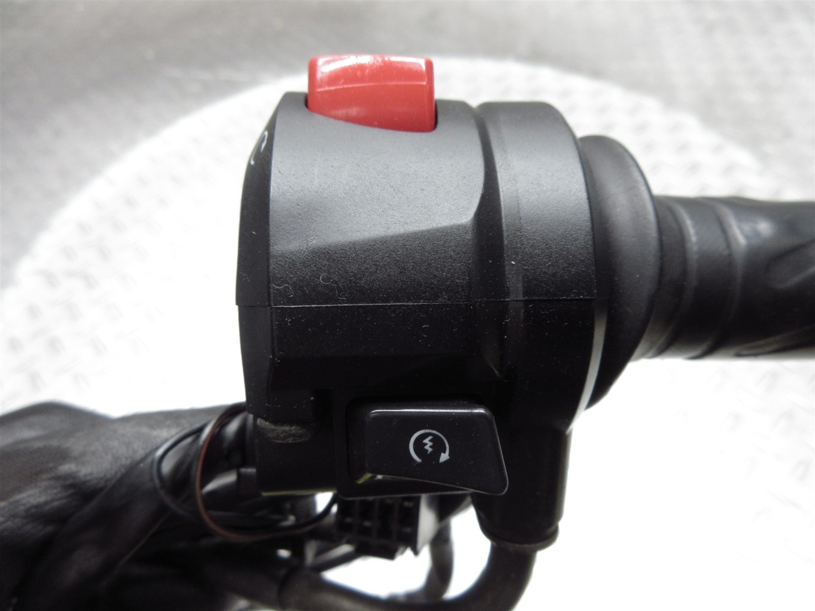 2005 05-06 Suzuki GSXR 1000 GSXR1000 Right Switch Throttle Control Cable Grip