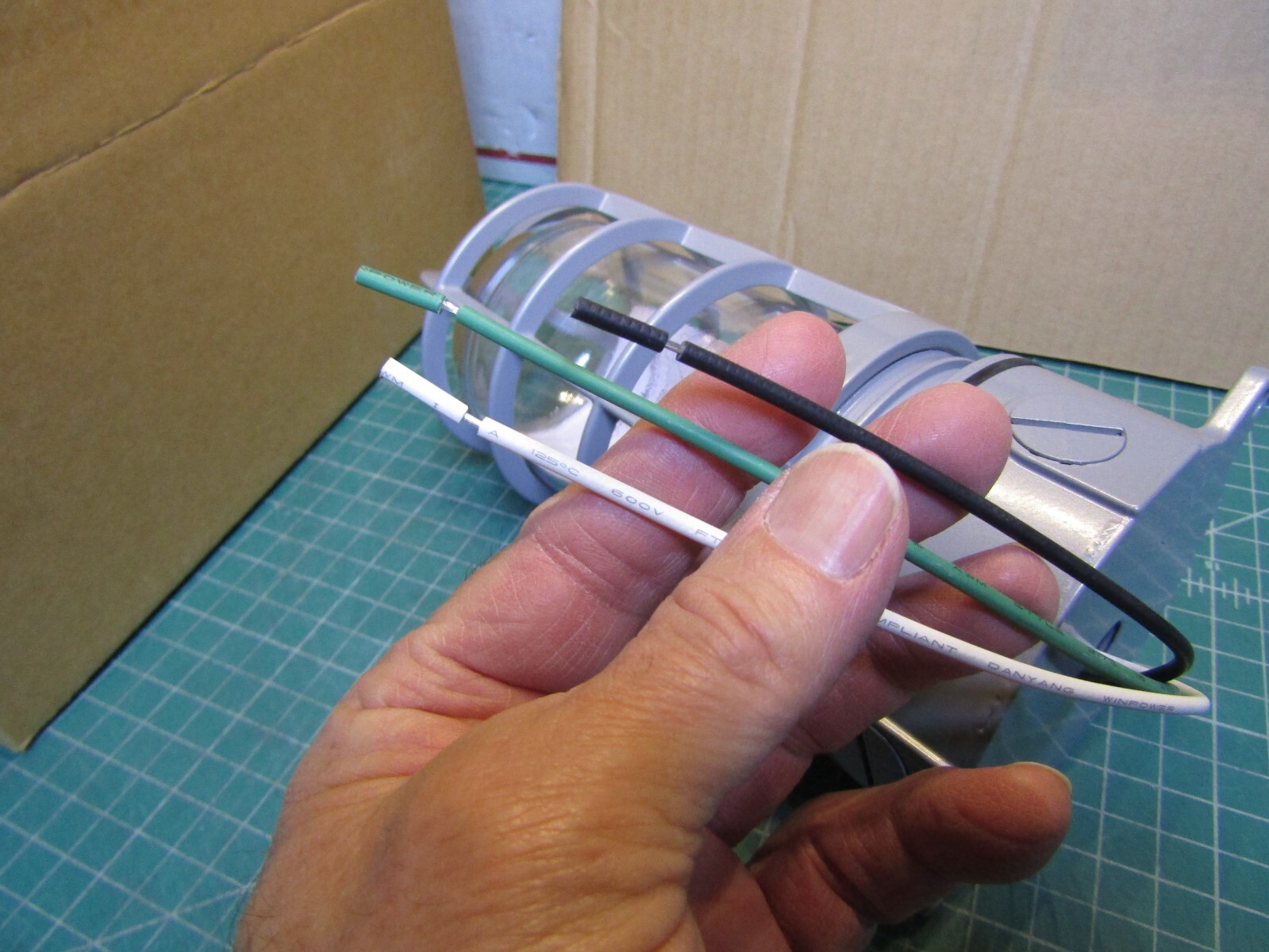 1– EATON TP7600 Light Fixture Corrosion Resistant Gasketed Vaporproof 100 W Gray