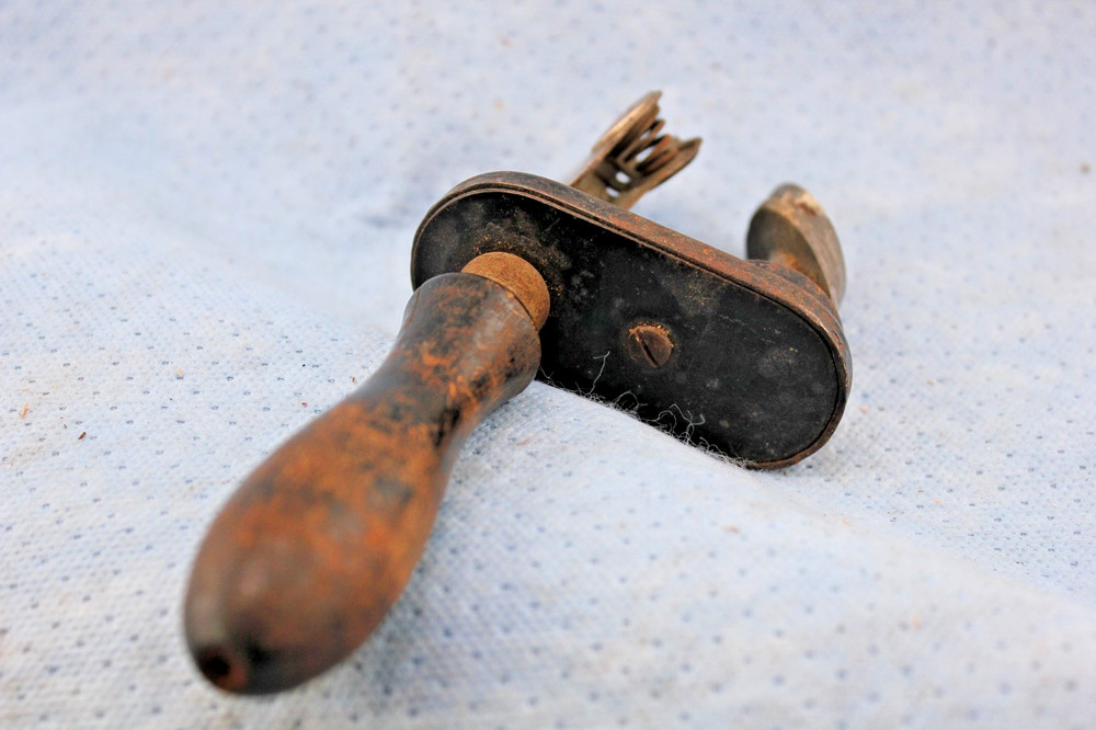 TARANTELLA HAND HELD ROTATING RAZOR SHARPENER