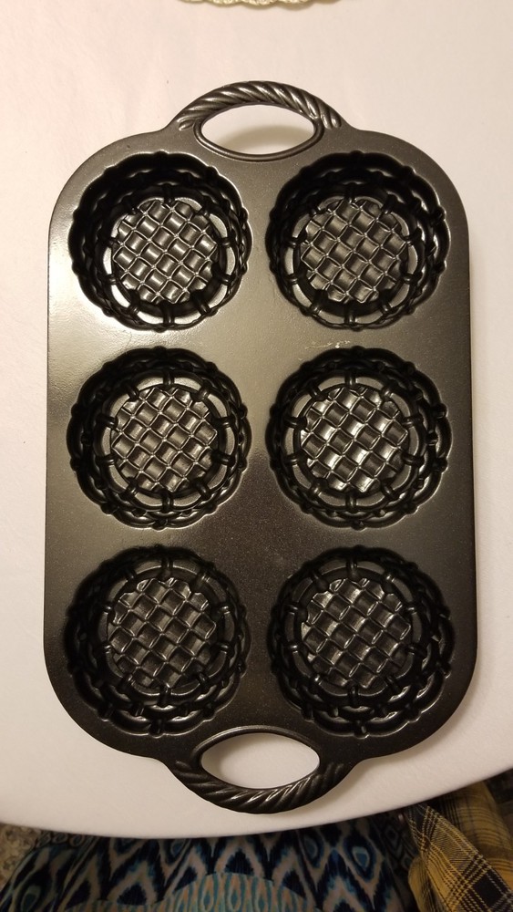 Nordic ware shortcake pan, basket weave pattern. Used once.