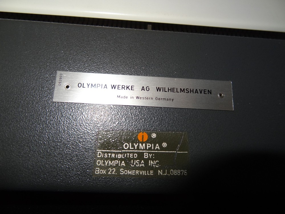 Olympia DELUXE SM9 White Typewriter + Case & Key