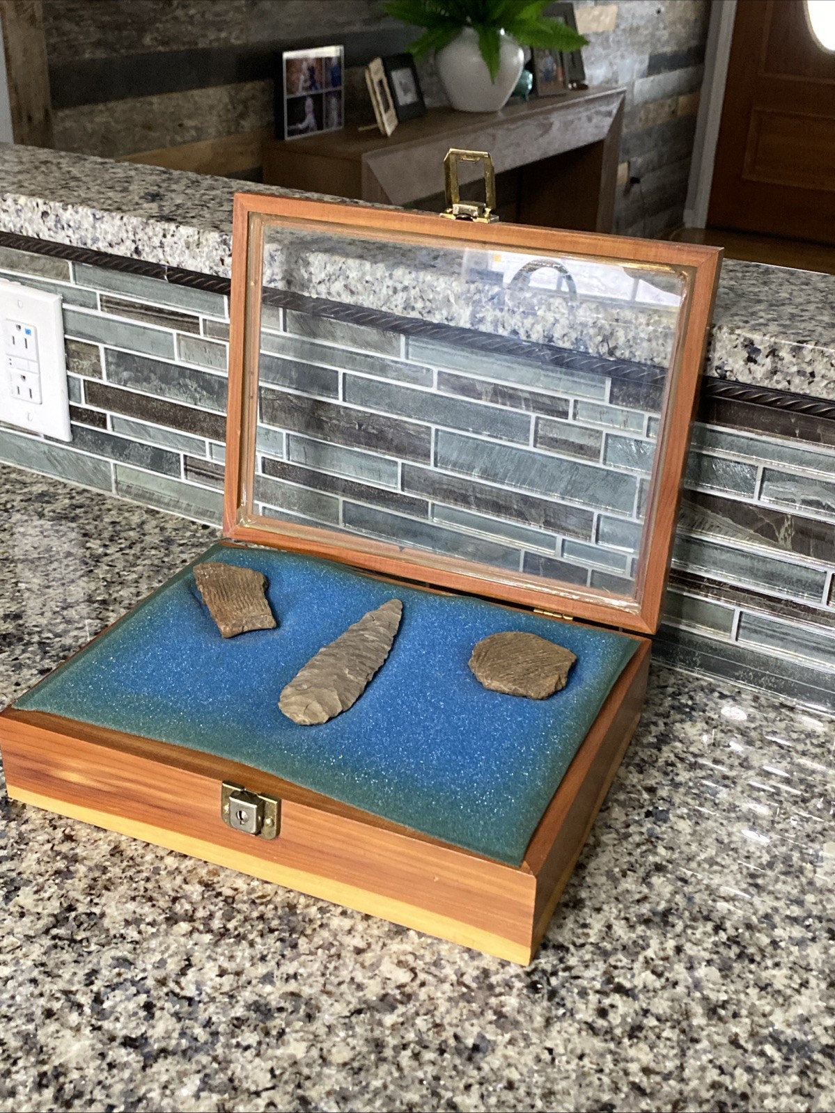 5-1/2” INDIAN ARTIFACT LERMA style BLADE FROM Mid Tn. Display Case & Pottery