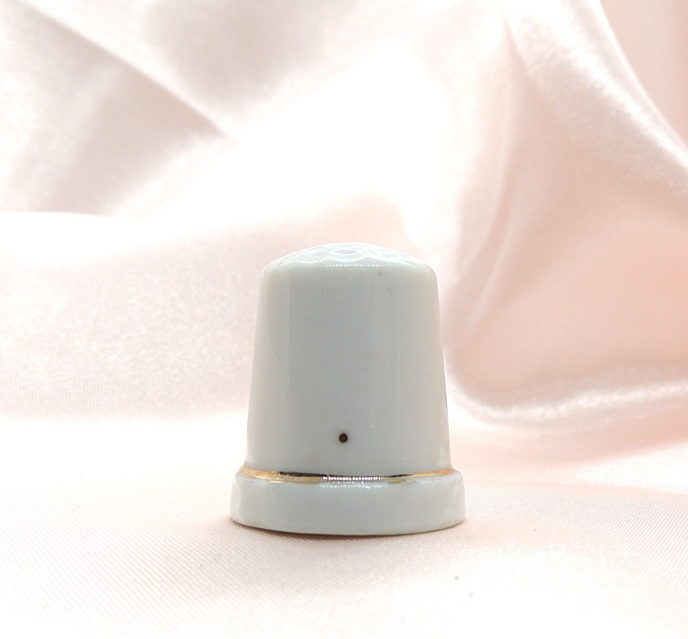 Porcelain Thimble Two Cherubs