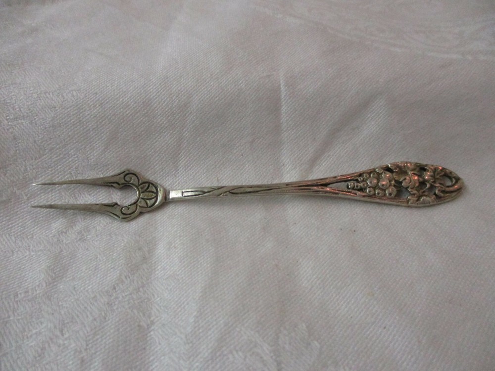 Vintage 830 Sterling Lemon Fork Grape motif