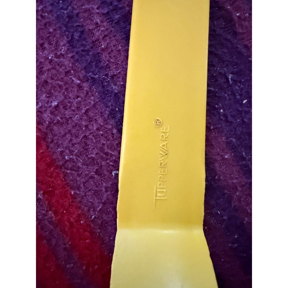 Tupperware Yellow Plastic Cake Server Spatula Pie Server Serrated Edge
