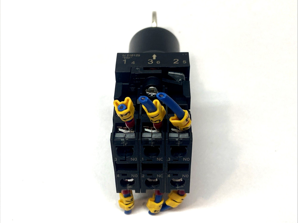 Siemens 3SU1030-5BL11-0AA0 3-Position Latching Key Switch