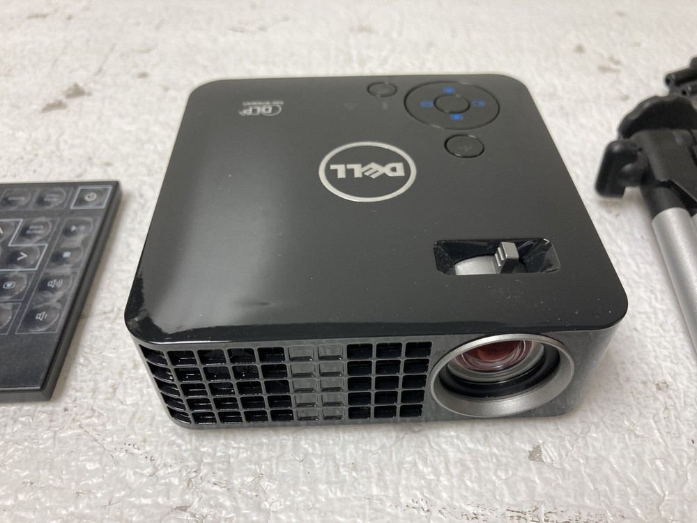 Dell M110 Pocket DLP Projector w/ Stand, Adapter, Cable, Remote& Bag
