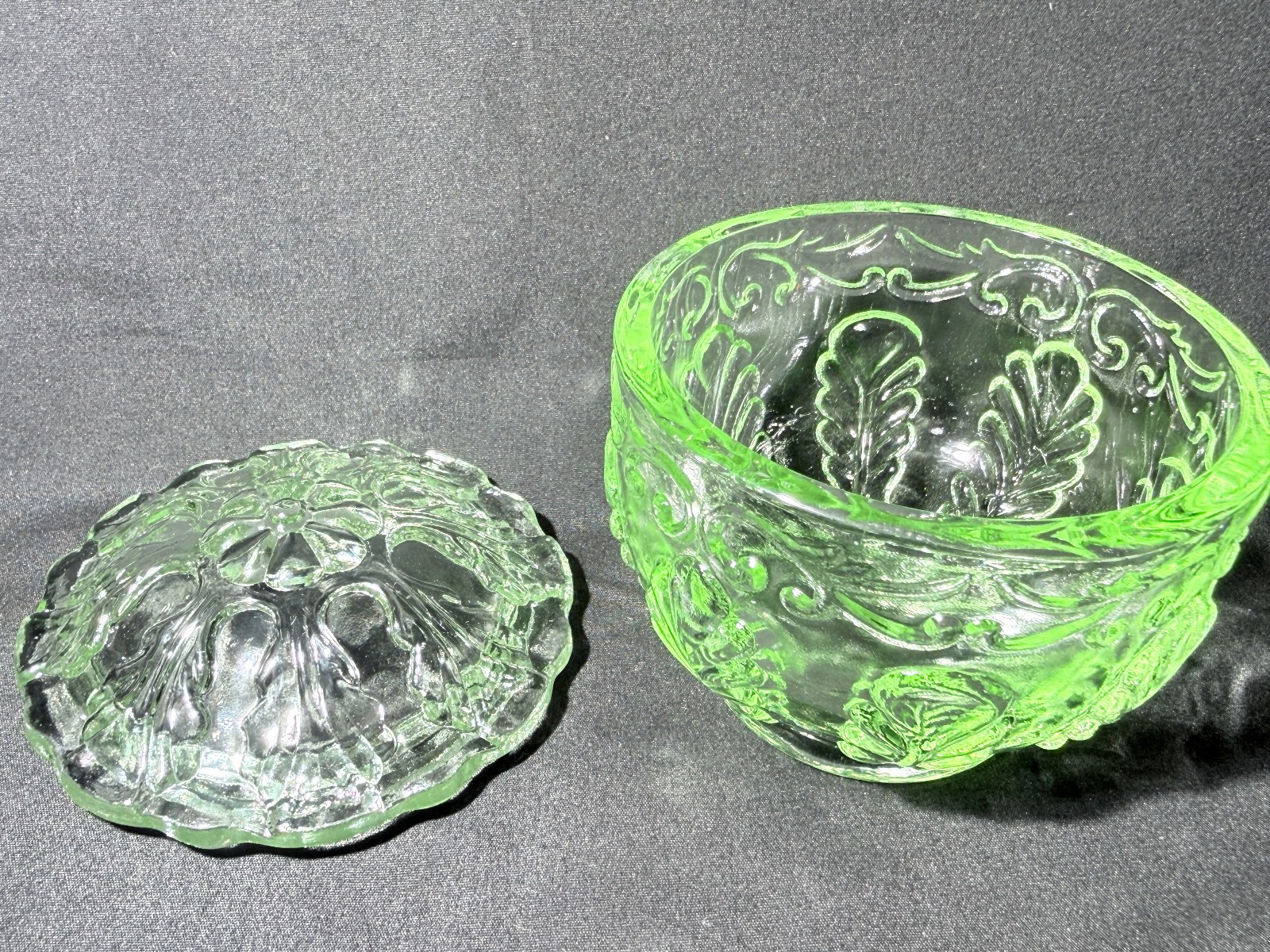 Green Vaseline Uranium glass covered candy dish coffee sugar jar bowl / selenium