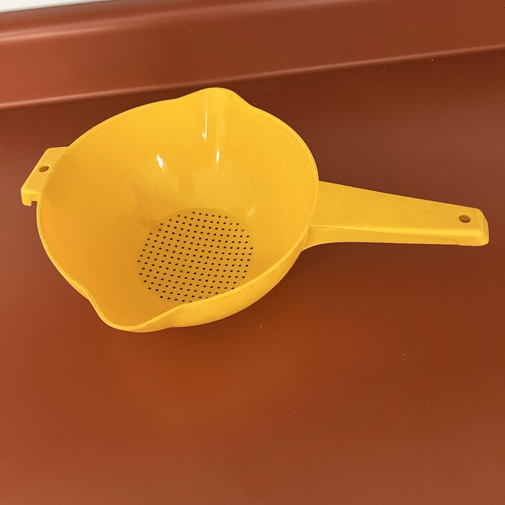 Vintage Tupperware Colander Strainer w/ Handle Yellow Quart Double Pour