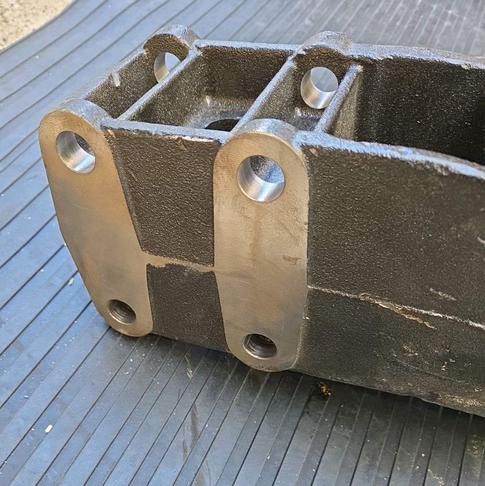 B11-1026 PACCAR LEFT HAND BRACKET DRIVE FRONT SPRING