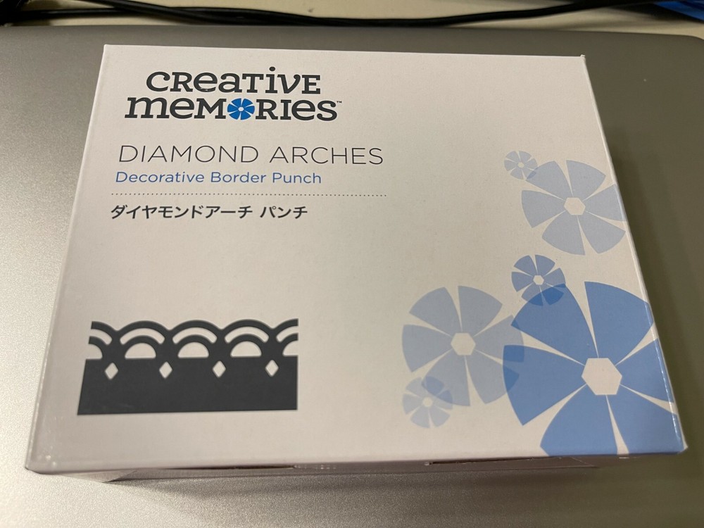 CREATIVE MEMORIES ~ DIAMOND ARCHES  ~ Decorative Border Punch ~ Scrapbooking!