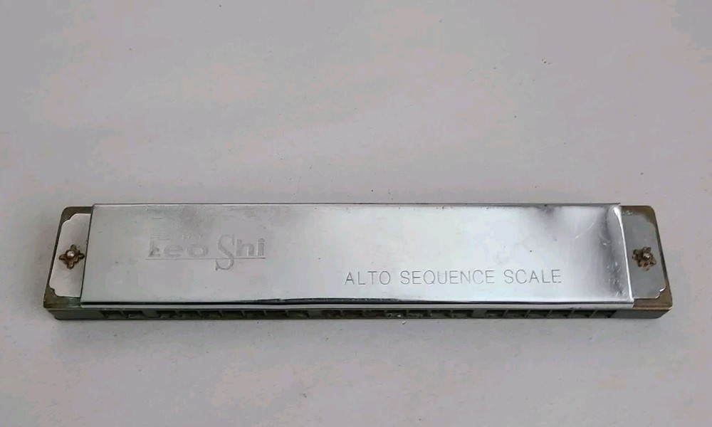 Rare LEO SHI ALTO SEQUENCE SCALE 22 Holes  Harmonica, works