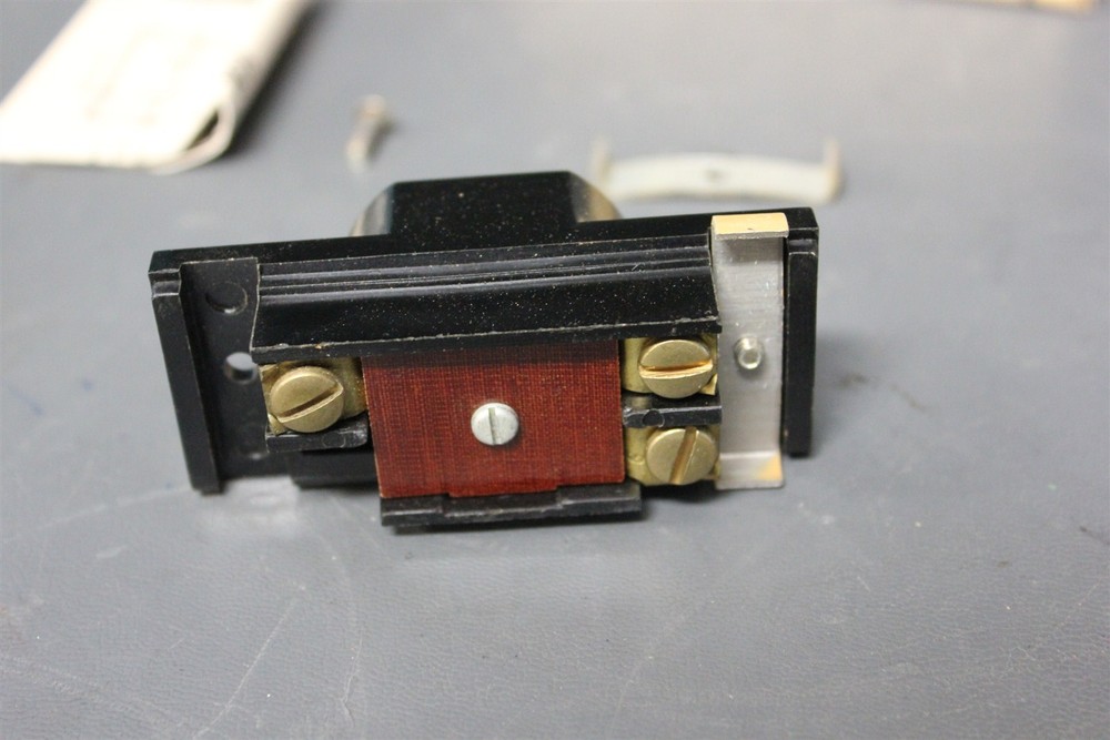 VINTAGE UNUSED WIREMOLD BAKELITE ELECTRICAL RECEPTACLE SOCKET 2127P